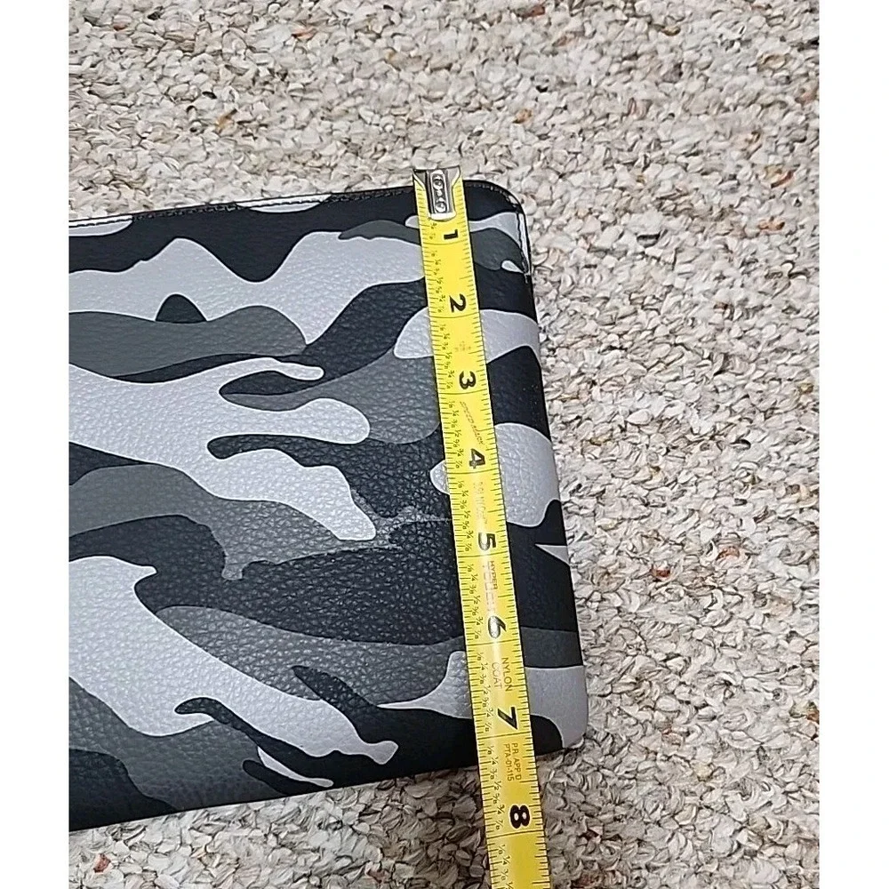 G.I.L.I. Haloguard Pebble Grain Leather Wristlet‎ Clutch Bag Grey Camouflage